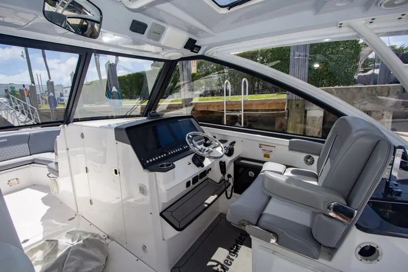 Slide: The Image of Everglades 340 Dual Console 2019 - 25