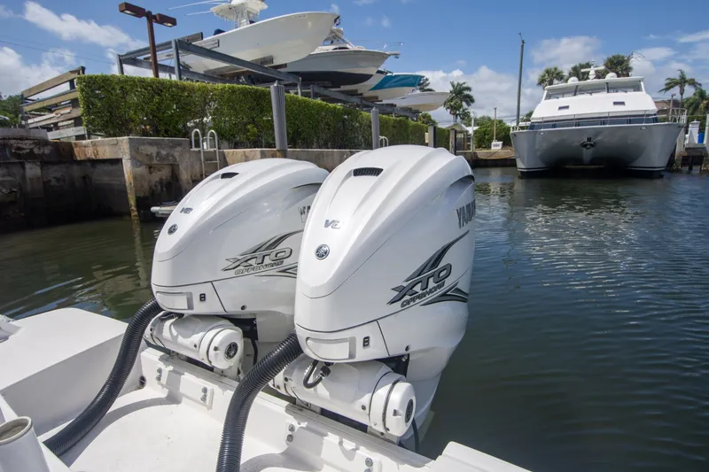 Slide: The Image of Everglades 340 Dual Console 2019 - 28