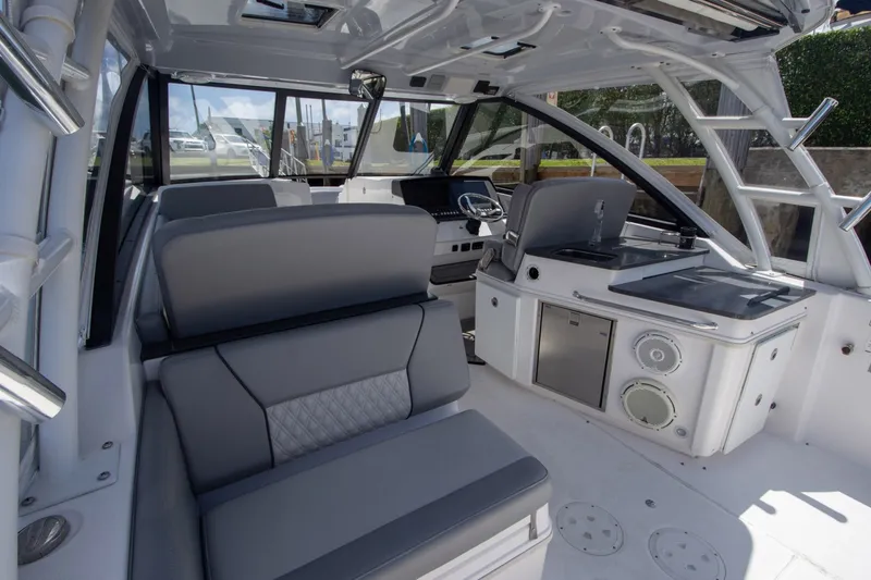 Slide: The Image of Everglades 340 Dual Console 2019 - 30