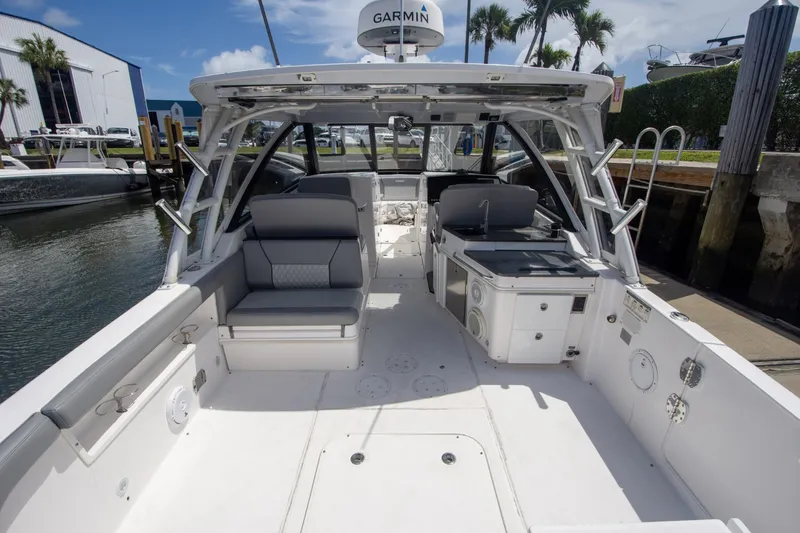 Slide: The Image of Everglades 340 Dual Console 2019 - 31