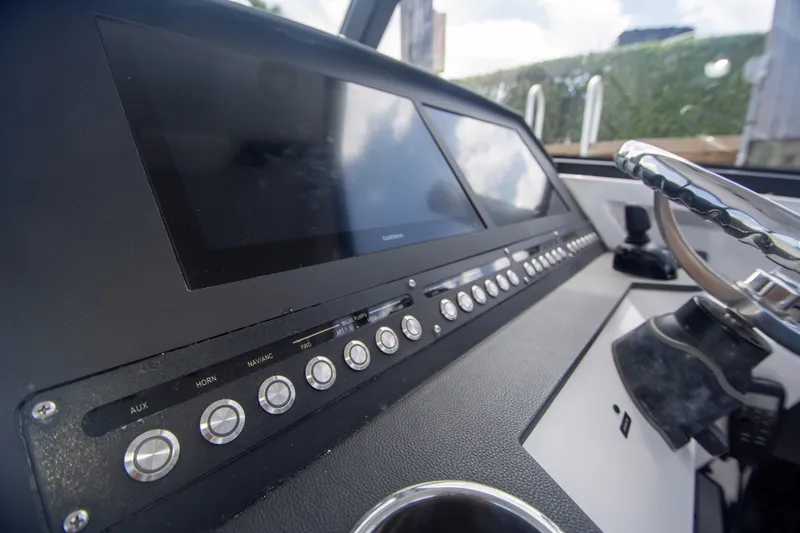 Slide: The Image of Everglades 340 Dual Console 2019 - 34