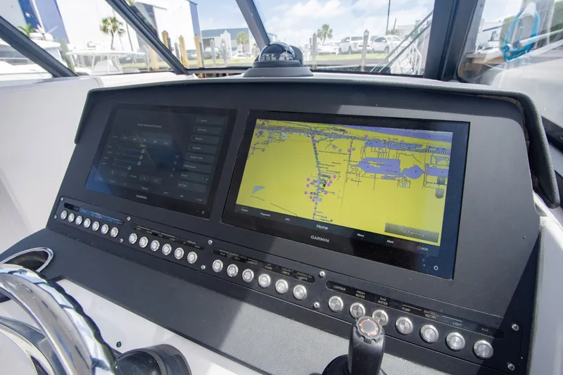 Slide: The Image of Everglades 340 Dual Console 2019 - 35