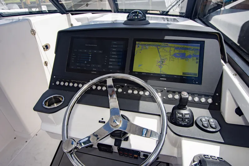 Slide: The Image of Everglades 340 Dual Console 2019 - 36