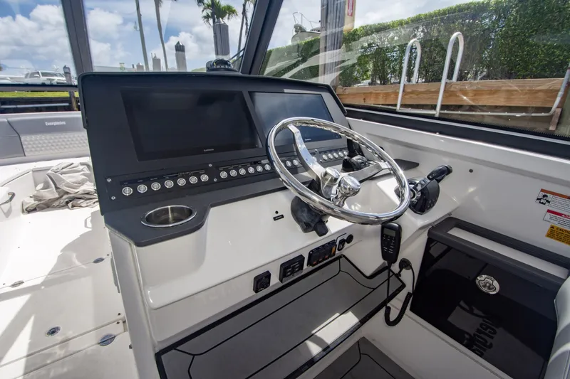 Slide: The Image of Everglades 340 Dual Console 2019 - 4
