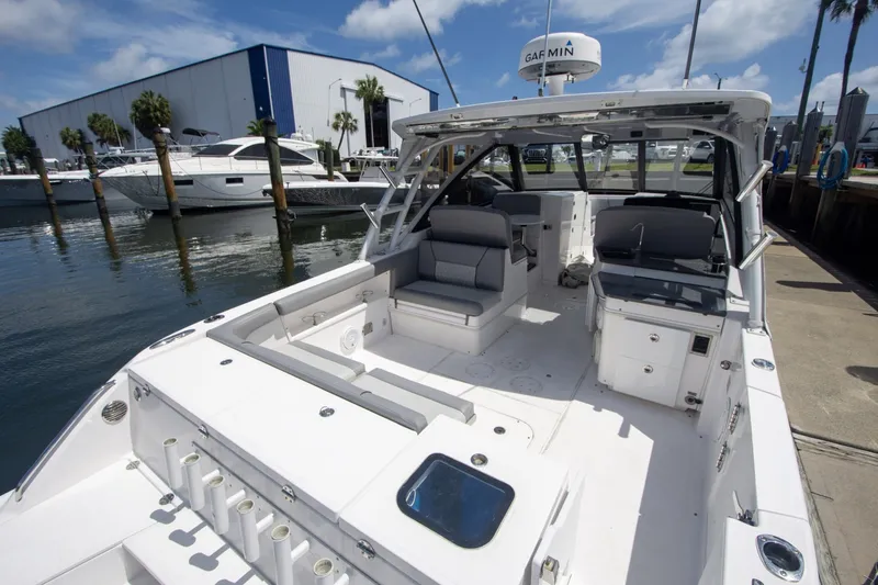 Slide: The Image of Everglades 340 Dual Console 2019 - 46