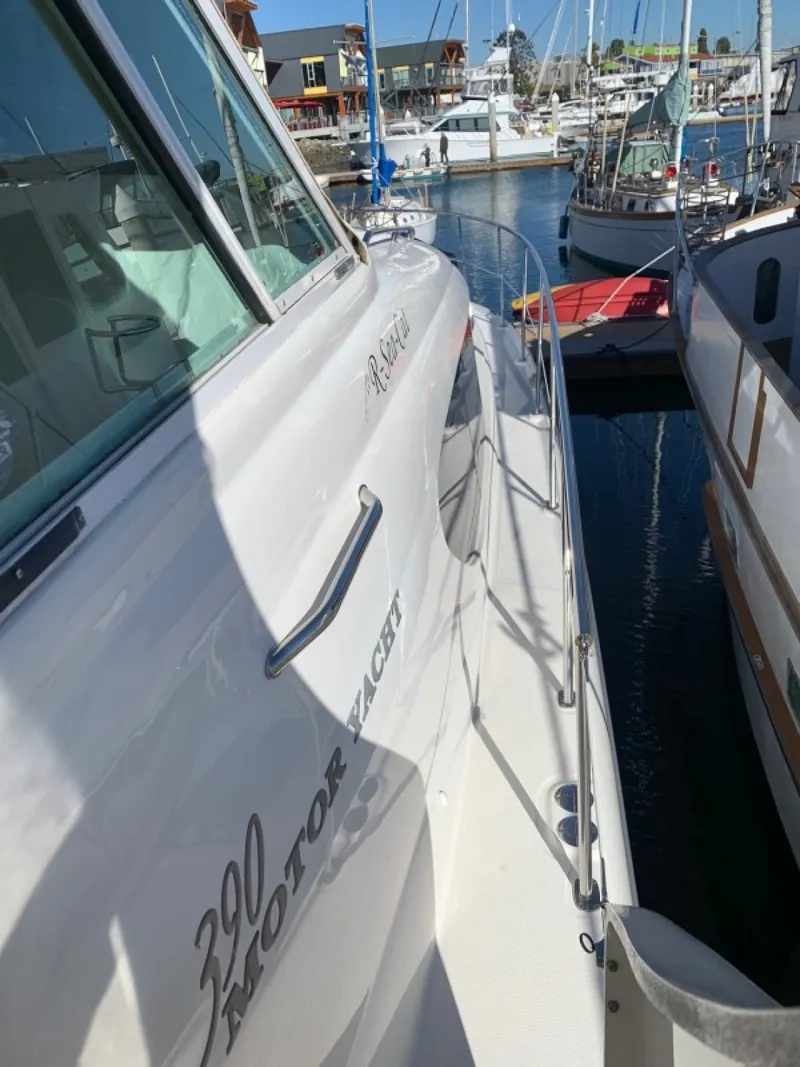 Slide: The Image of Sea Ray 390 Motor Yacht 2004 - 86