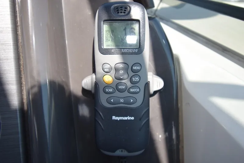 Slide: The Image of Sea Ray 390 Sundancer 2004 - 20