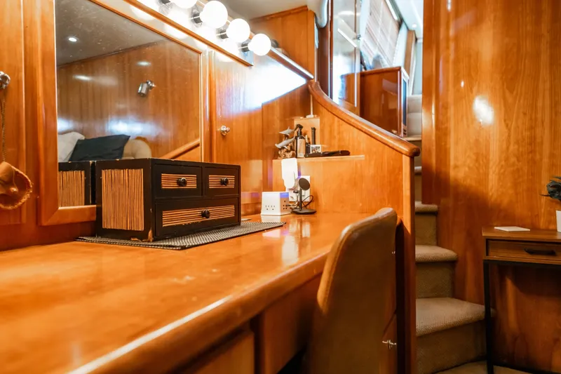 Slide: The Image of Navigator 5700 Rival Pilothouse 2004 - 30
