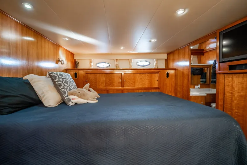 Slide: The Image of Navigator 5700 Rival Pilothouse 2004 - 32