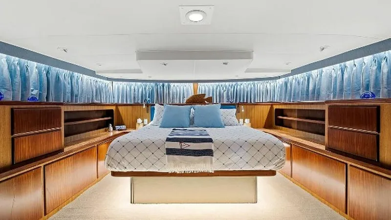 Slide: The Image of Hatteras Motor Yacht 1989 - 11