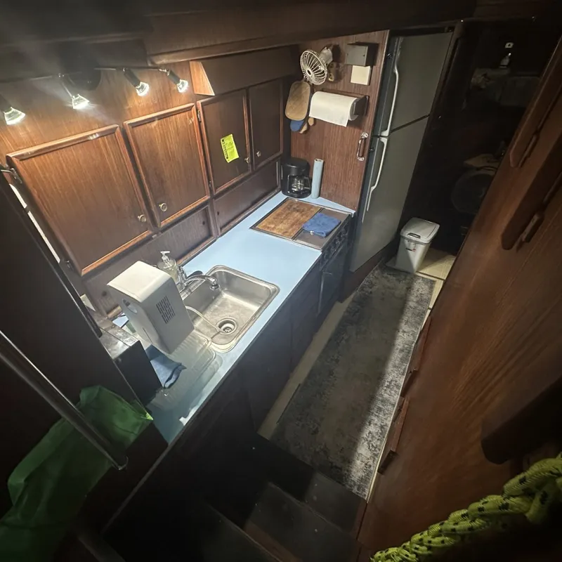 Slide: The Image of Hatteras 43 Convertible 1981 - 19