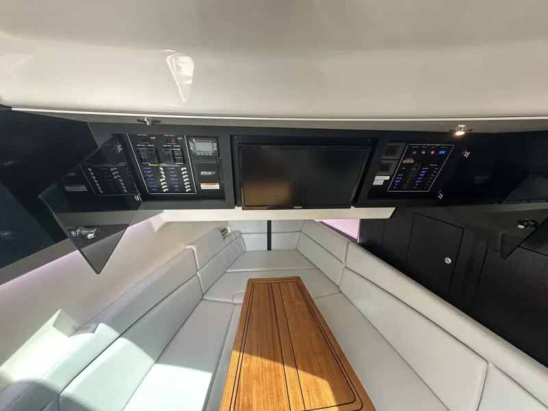 Slide: The Image of Boston Whaler 380 Realm 2024 - 17