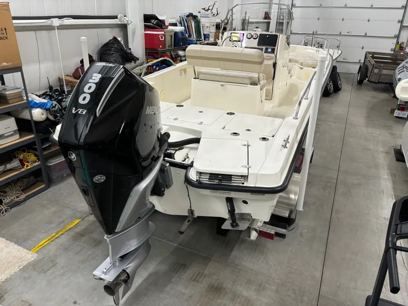 Slide: The Image of Boston Whaler 250 Dauntless 2024 - 11