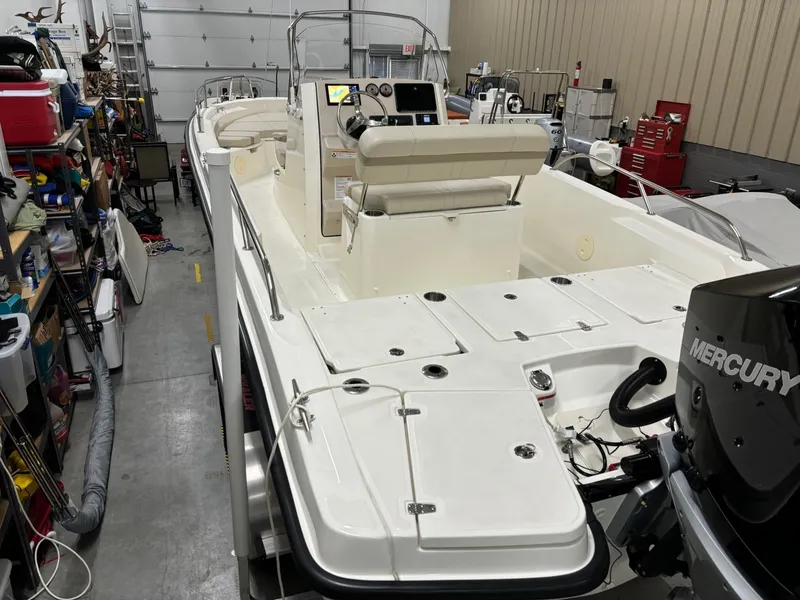 Slide: The Image of Boston Whaler 250 Dauntless 2024 - 12