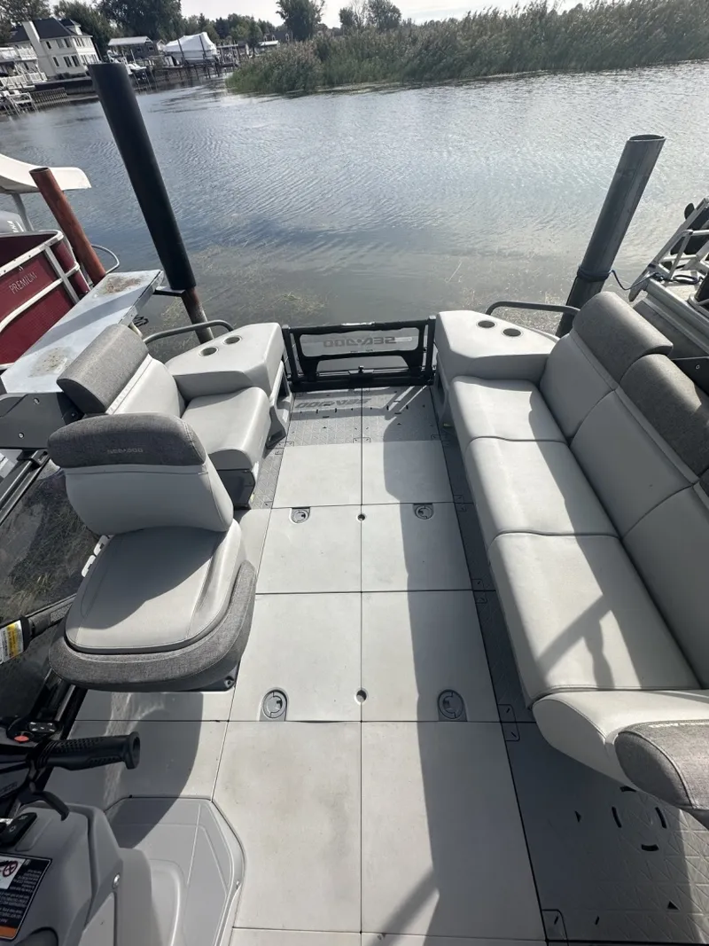 Slide: The Image of Sea-Doo Switch Cruise 21 2023 - 6