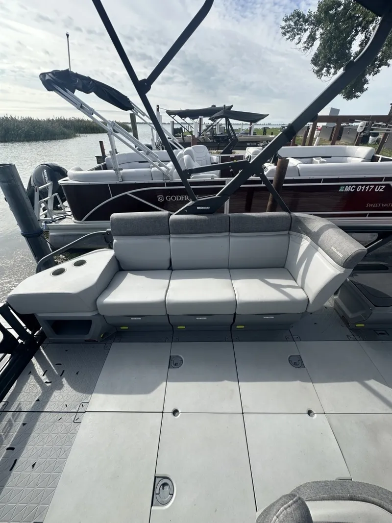 Slide: The Image of Sea-Doo Switch Cruise 21 2023 - 7