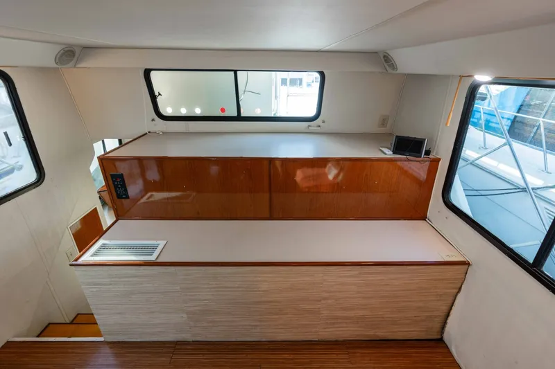 Slide: The Image of Harbor Master 520 Coastal 2001 - 32