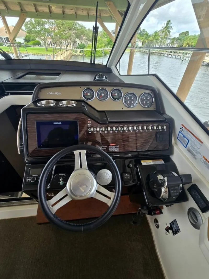 Slide: The Image of Sea Ray 2018 - 25