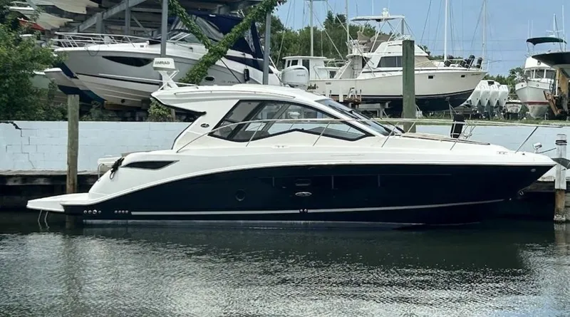 Slide: The Image of Sea Ray 2018 - 35