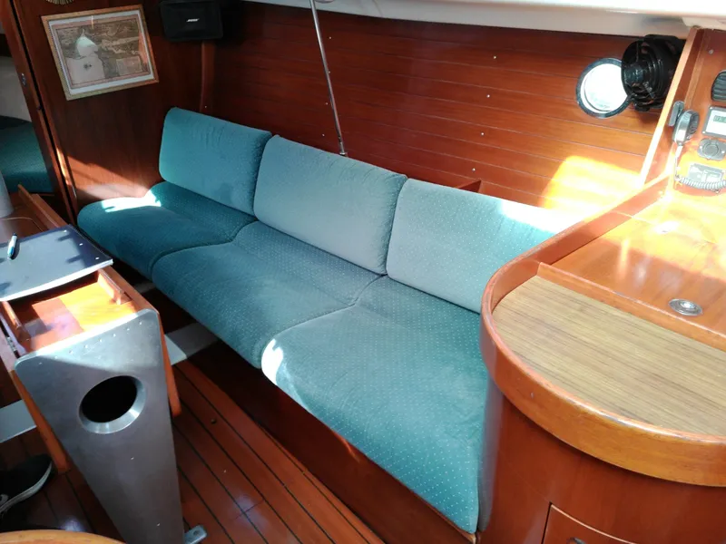 Slide: The Image of Beneteau 1993 - 28