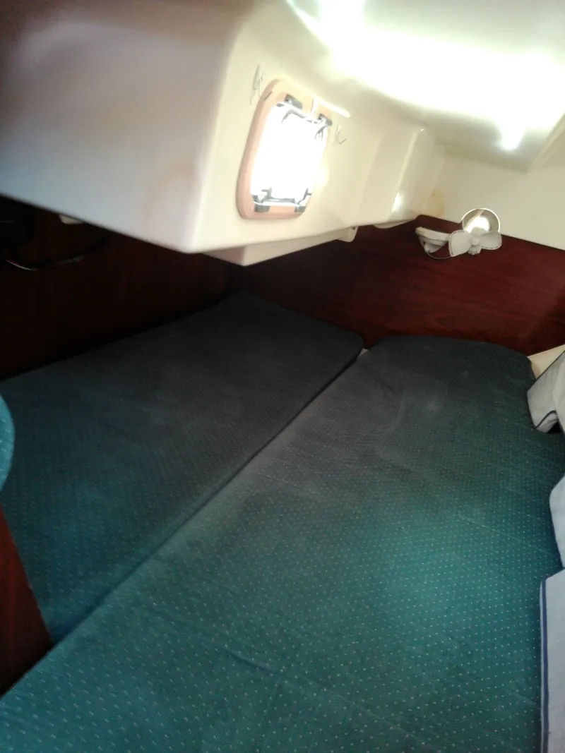 Slide: The Image of Beneteau 1993 - 33
