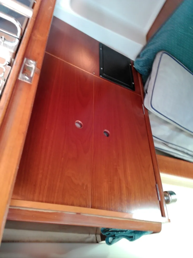 Slide: The Image of Beneteau 1993 - 34