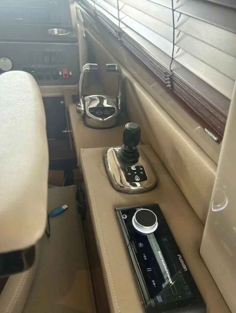 Slide: The Image of Sea Ray 460 FLY 2017 - 8