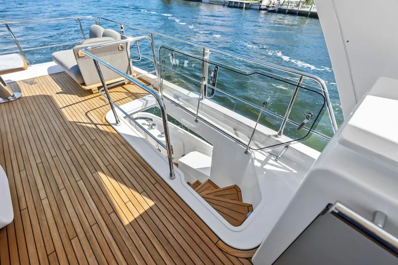 Slide: The Image of Azimut Flybridge 2020 - 10