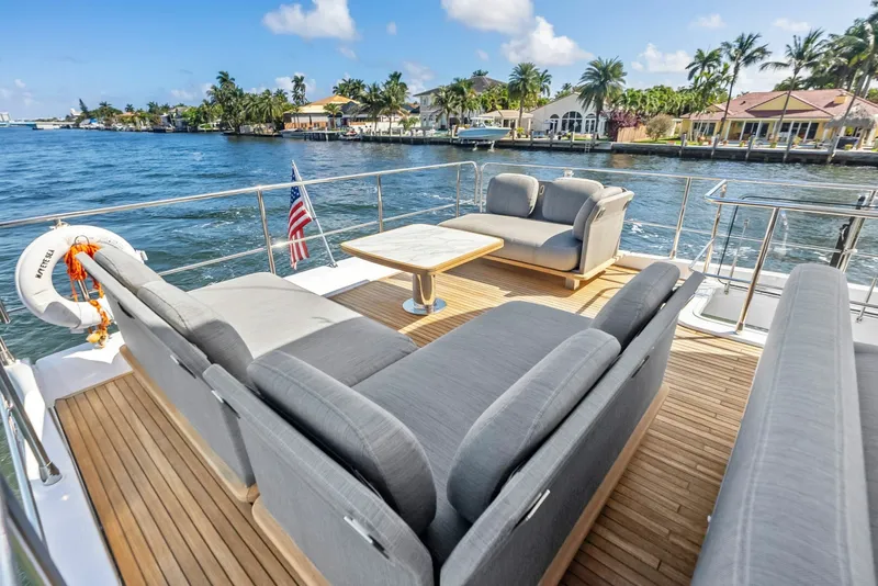 Slide: The Image of Azimut Flybridge 2020 - 11
