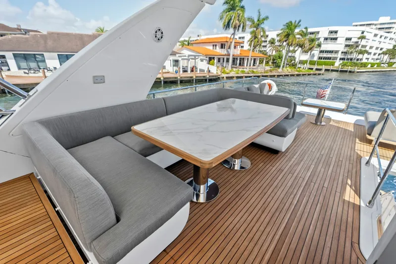 Slide: The Image of Azimut Flybridge 2020 - 12