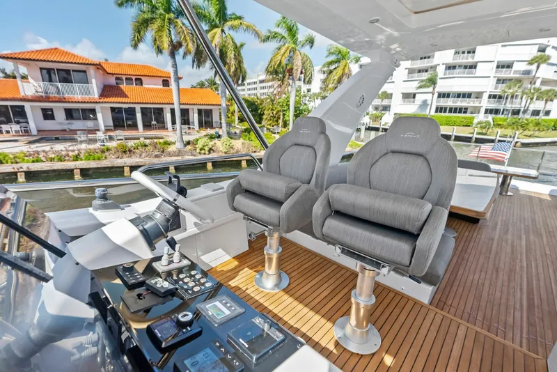 Slide: The Image of Azimut Flybridge 2020 - 14