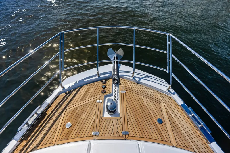 Slide: The Image of Azimut Flybridge 2020 - 17