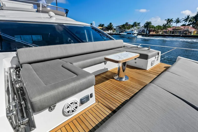 Slide: The Image of Azimut Flybridge 2020 - 18