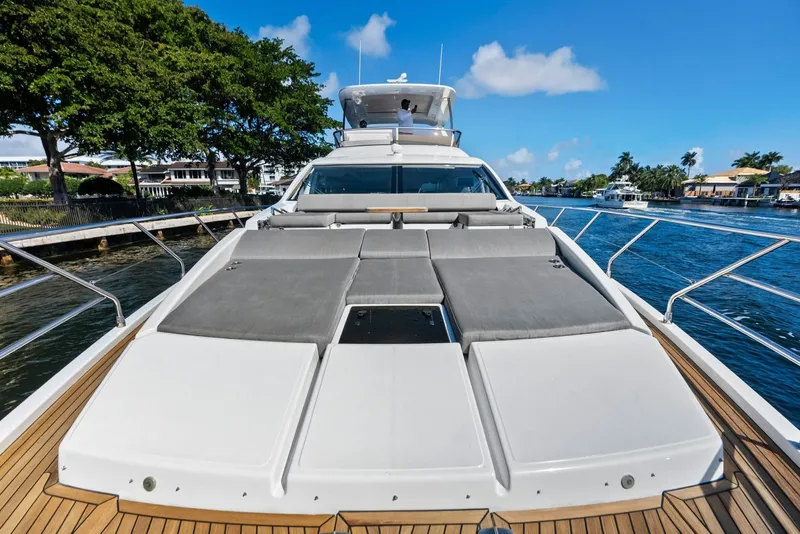 Slide: The Image of Azimut Flybridge 2020 - 19