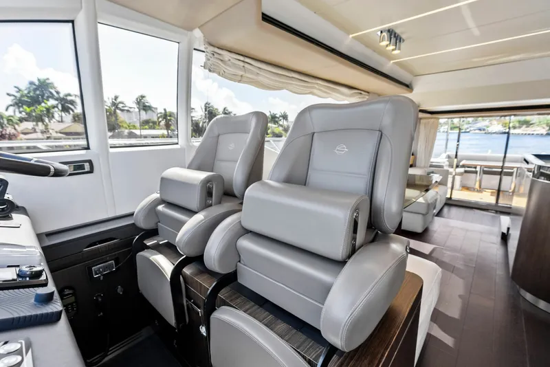 Slide: The Image of Azimut Flybridge 2020 - 31
