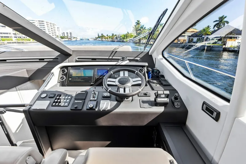 Slide: The Image of Azimut Flybridge 2020 - 32
