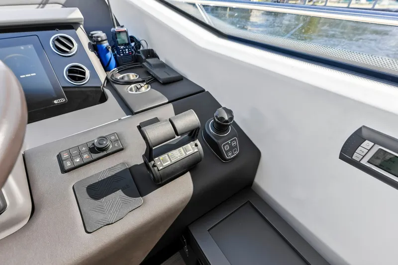 Slide: The Image of Azimut Flybridge 2020 - 33