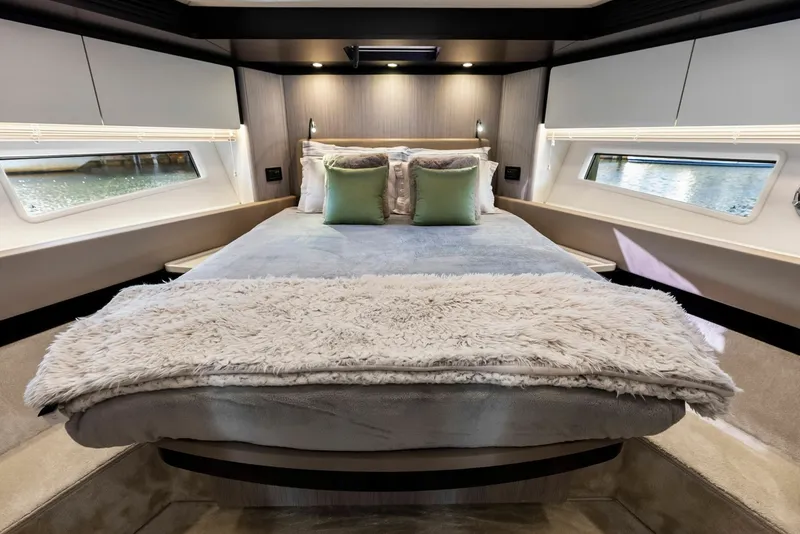 Slide: The Image of Azimut Flybridge 2020 - 35