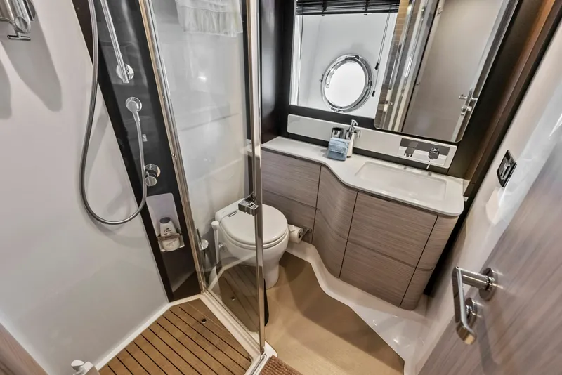 Slide: The Image of Azimut Flybridge 2020 - 37