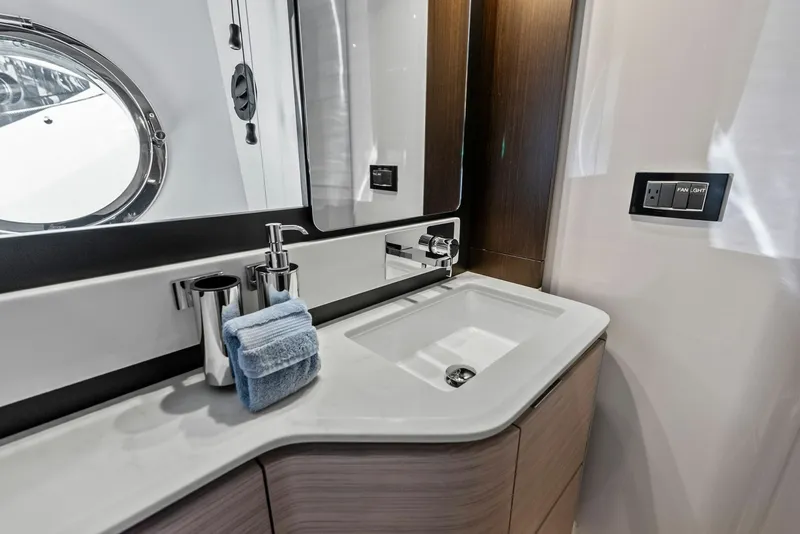 Slide: The Image of Azimut Flybridge 2020 - 38