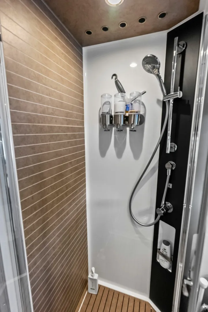 Slide: The Image of Azimut Flybridge 2020 - 39