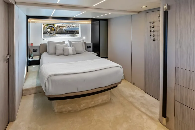 Slide: The Image of Azimut Flybridge 2020 - 40