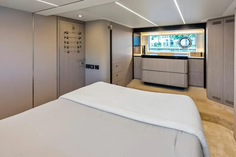 Slide: The Image of Azimut Flybridge 2020 - 41