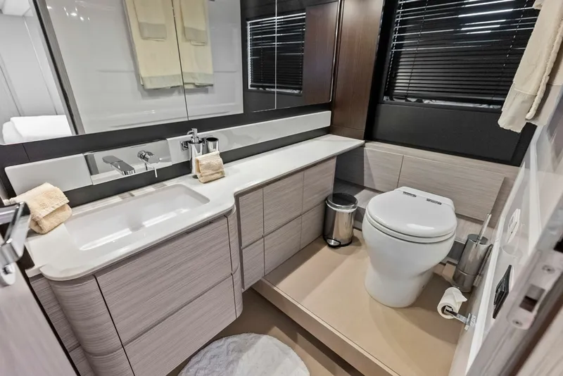 Slide: The Image of Azimut Flybridge 2020 - 42