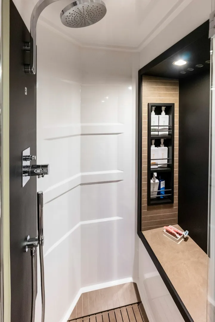 Slide: The Image of Azimut Flybridge 2020 - 43