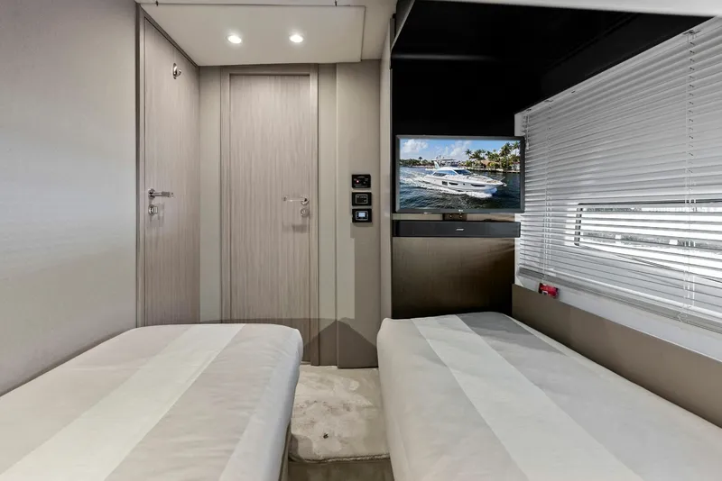 Slide: The Image of Azimut Flybridge 2020 - 45
