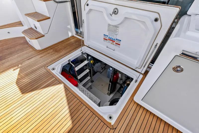 Slide: The Image of Azimut Flybridge 2020 - 49