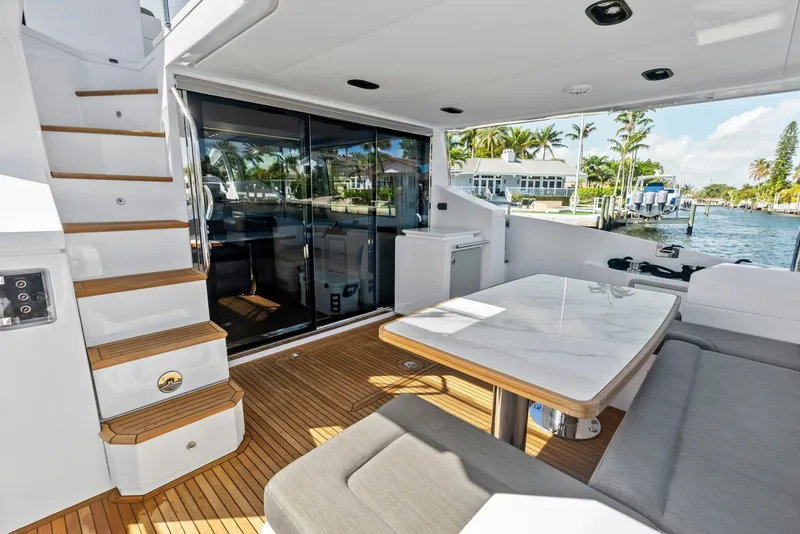 Slide: The Image of Azimut Flybridge 2020 - 5
