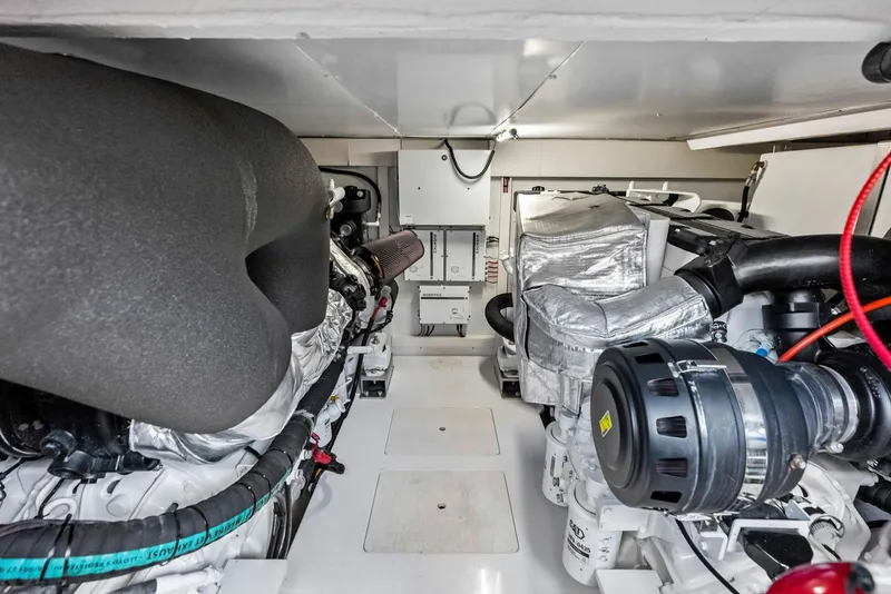 Slide: The Image of Azimut Flybridge 2020 - 50