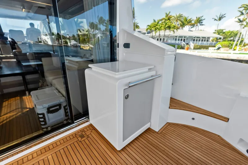 Slide: The Image of Azimut Flybridge 2020 - 6
